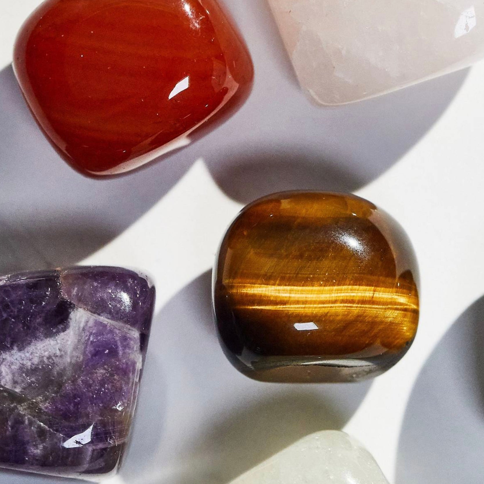 Leo Crystal Set (November 22 - December 21) featuring various healing crystals for energy and courage.