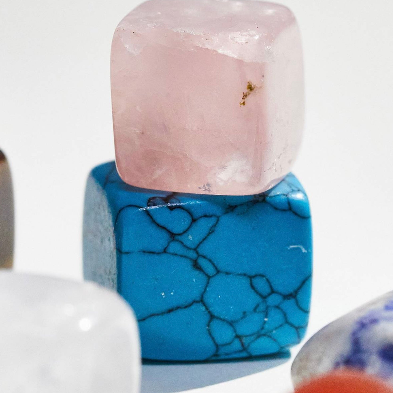 Pisces Crystal Set (February 19 – March 20) featuring pink rose quartz and blue crystals, aligned with the Pisces zodiac.